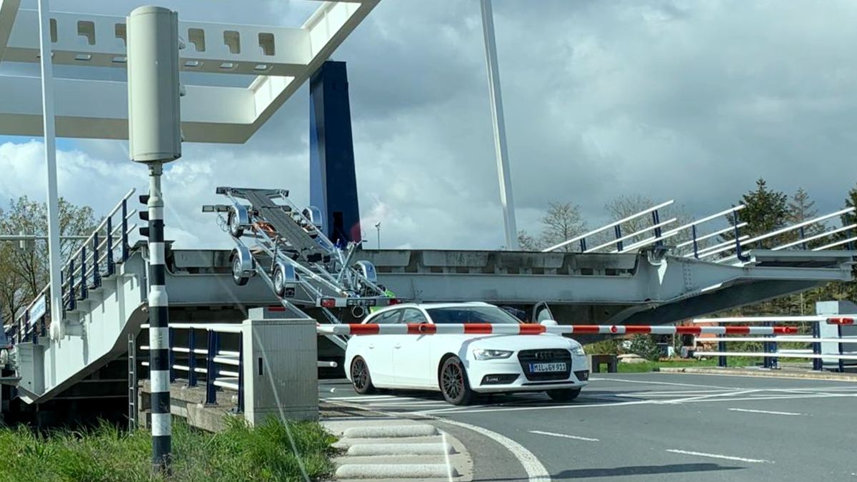 Aanhanger enige tijd vast op Rengersbrug bij Foxhol