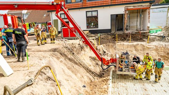 Man valt in put op bouwplaats