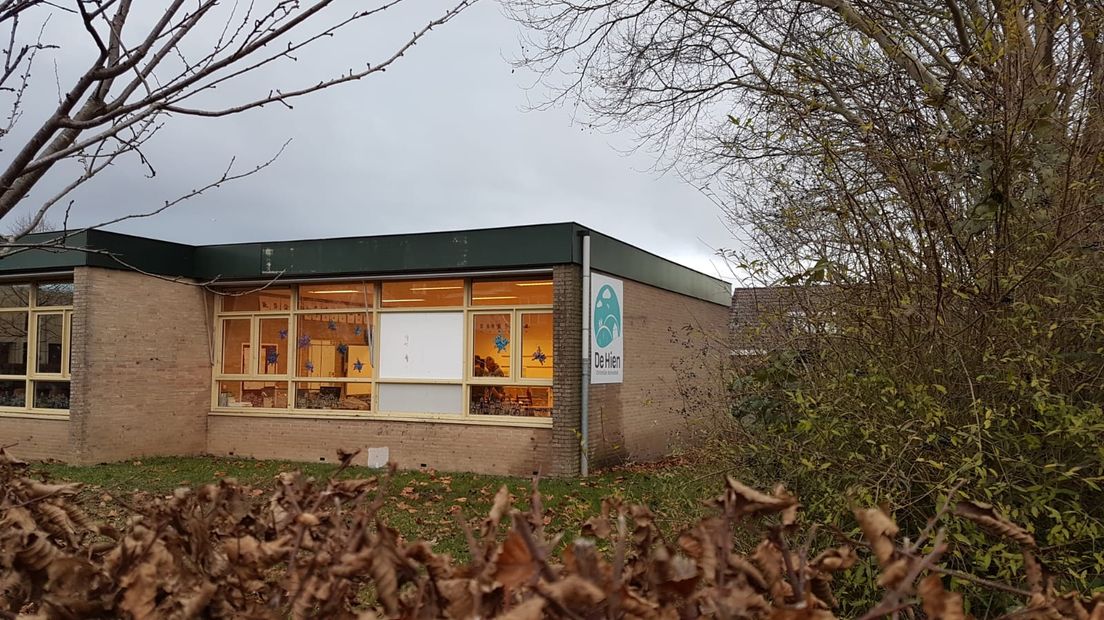 Basisschool De Hien in Dodewaard kon 2019 bijna niet slechter beginnen. Rond de jaarwisseling is de school doelwit geworden van vandalisme. Door toedoen van vuurwerk zijn ruiten gesneuveld, heeft het grasveld brandschade opgelopen en ligt er binnen allerlei glas op de grond.