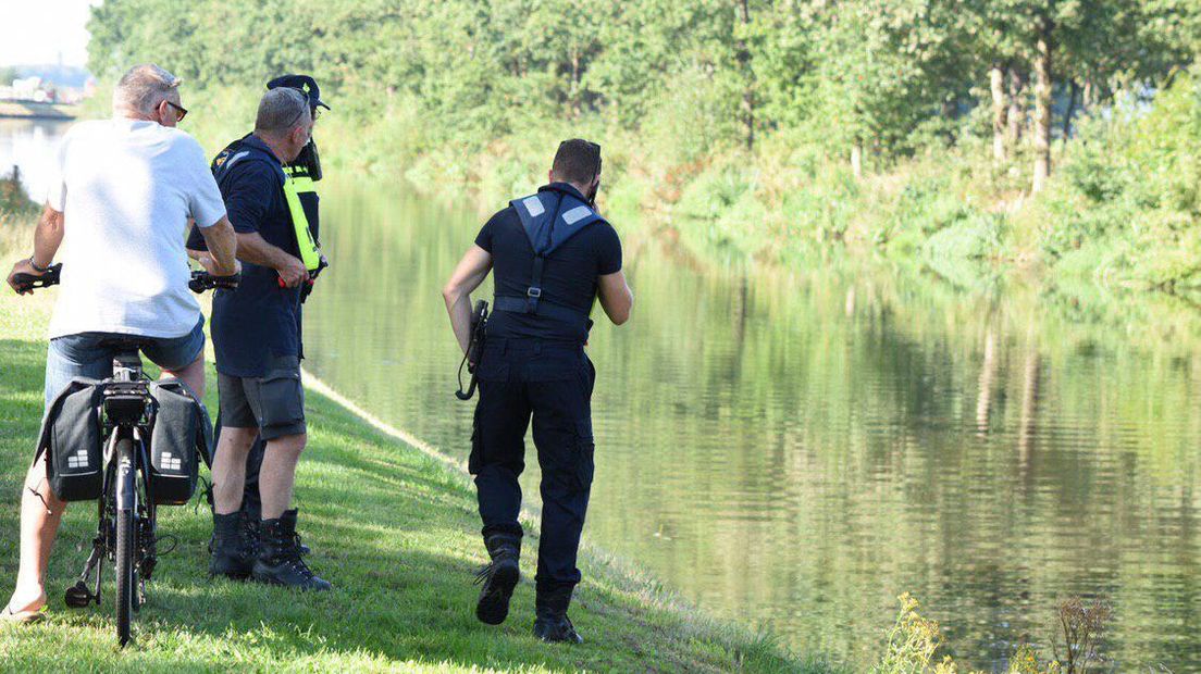 De politie heeft de zoekactie zondagmorgen hervat (Rechten: De Vries Media)