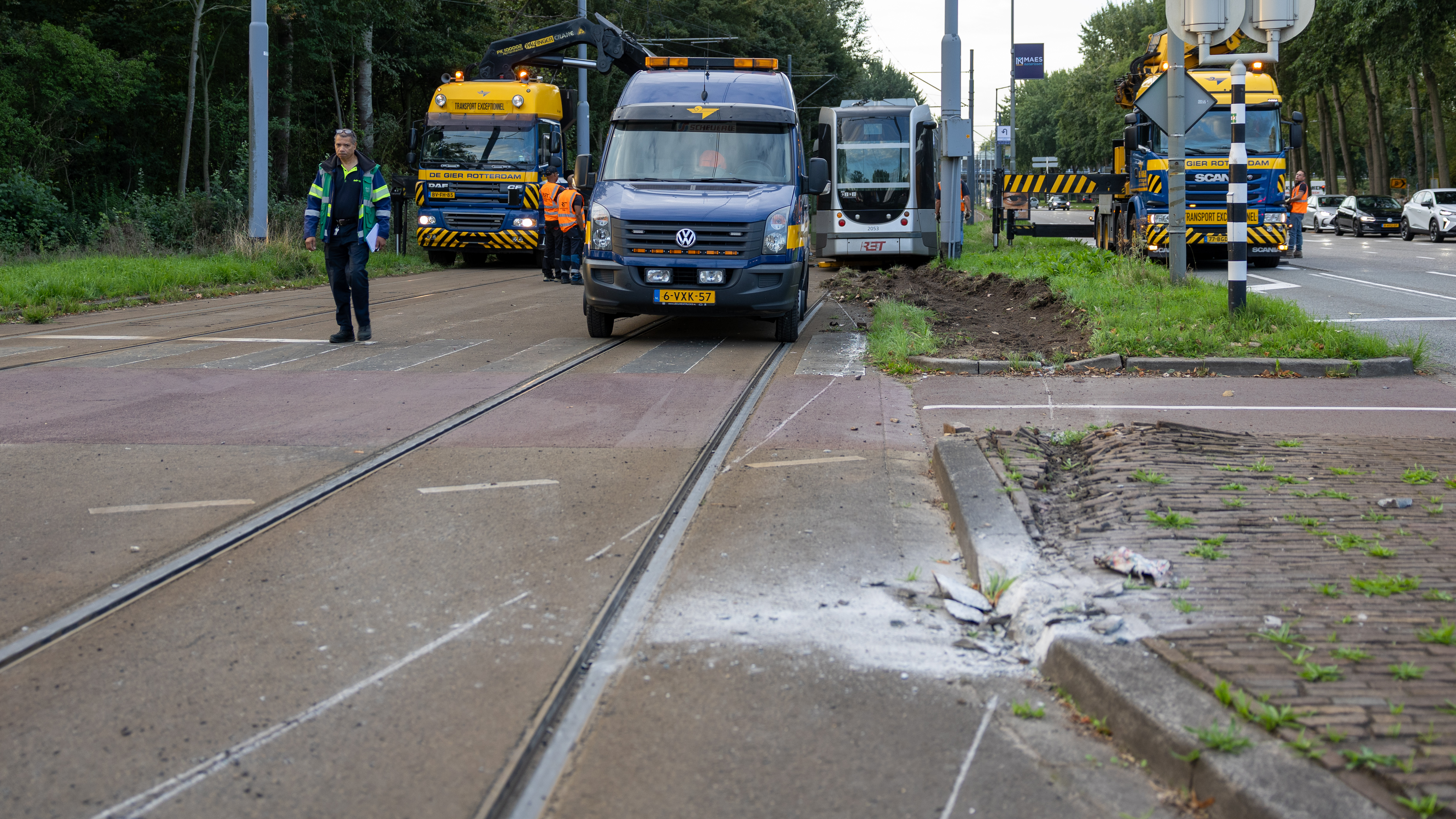 De RET zette tijdens de ontsporing bussen in.
