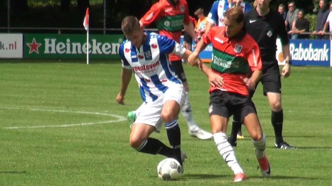 NEC heeft zaterdag in Loenen een knap gelijkspel geboekt tegen sc Heerenveen. De Nijmeegse eerstedivisionist speelde vrijwel de halve wedstrijd met een man minder, maar toch werd het 2-2 tegen de Friese eredivisionist.