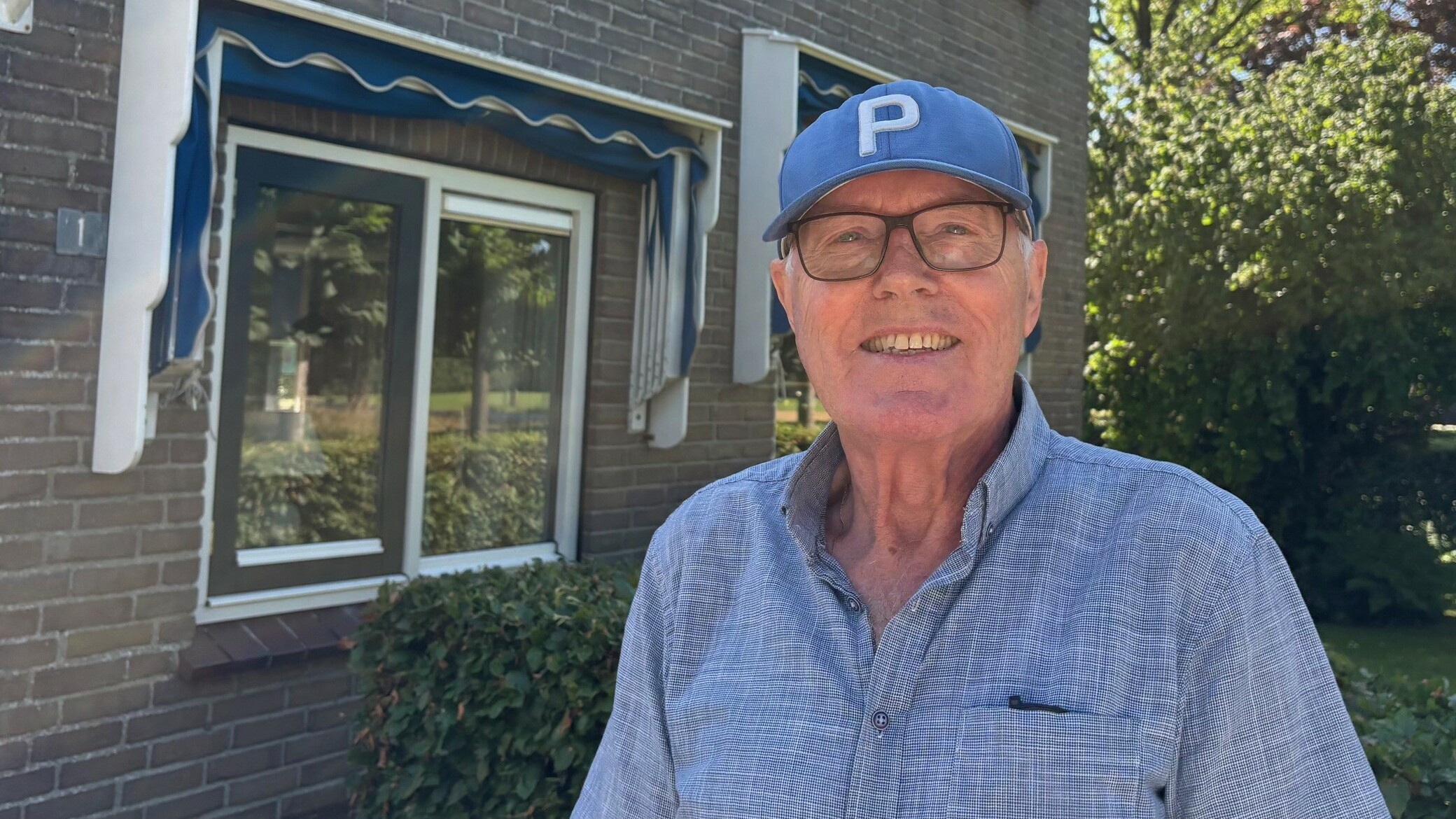 Peter Tuinman foar it hûs yn Oerterp dêr't er opgroeide