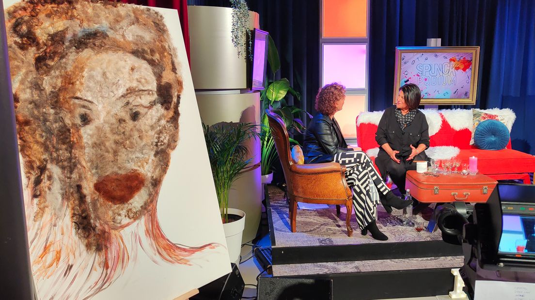 Mufide Halaceli en haar schilderij bij SPUNCK Podium