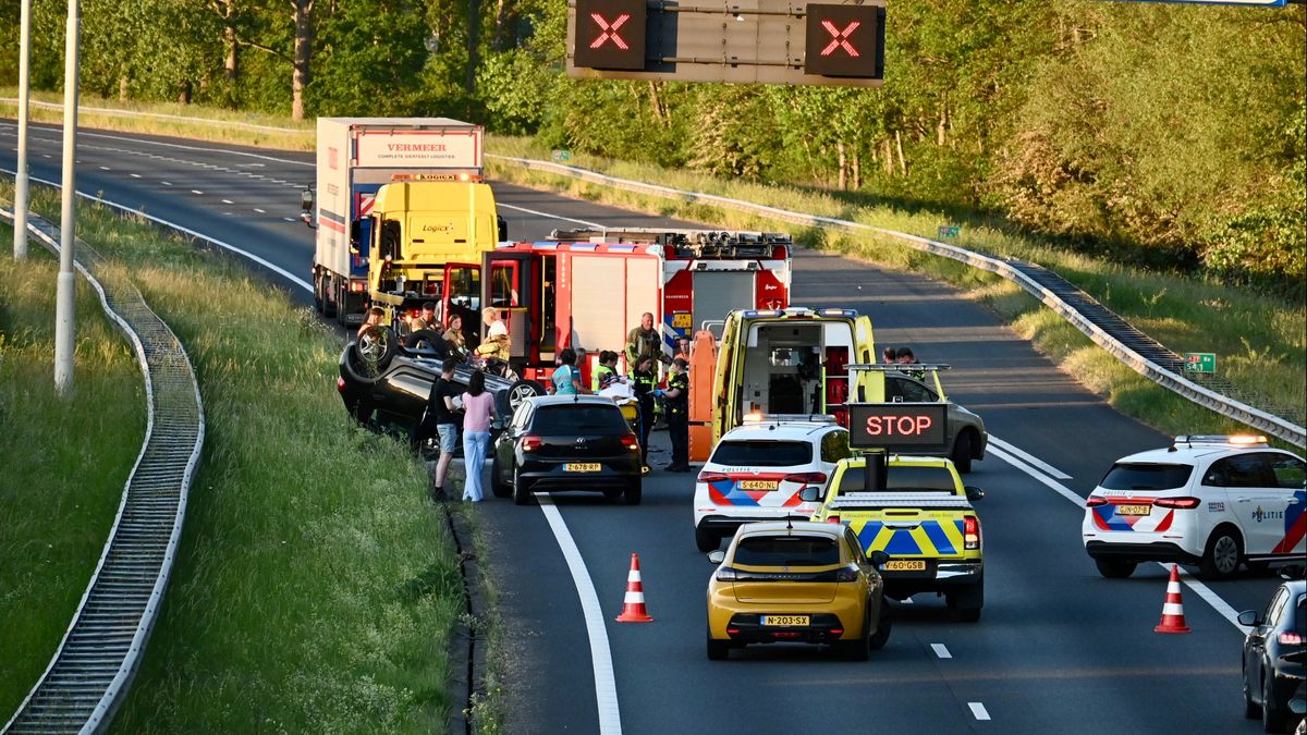 Auto slaat over de kop op A27 bij Vianen, 1 gewonde