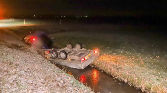 Auto in sloot door gladheid