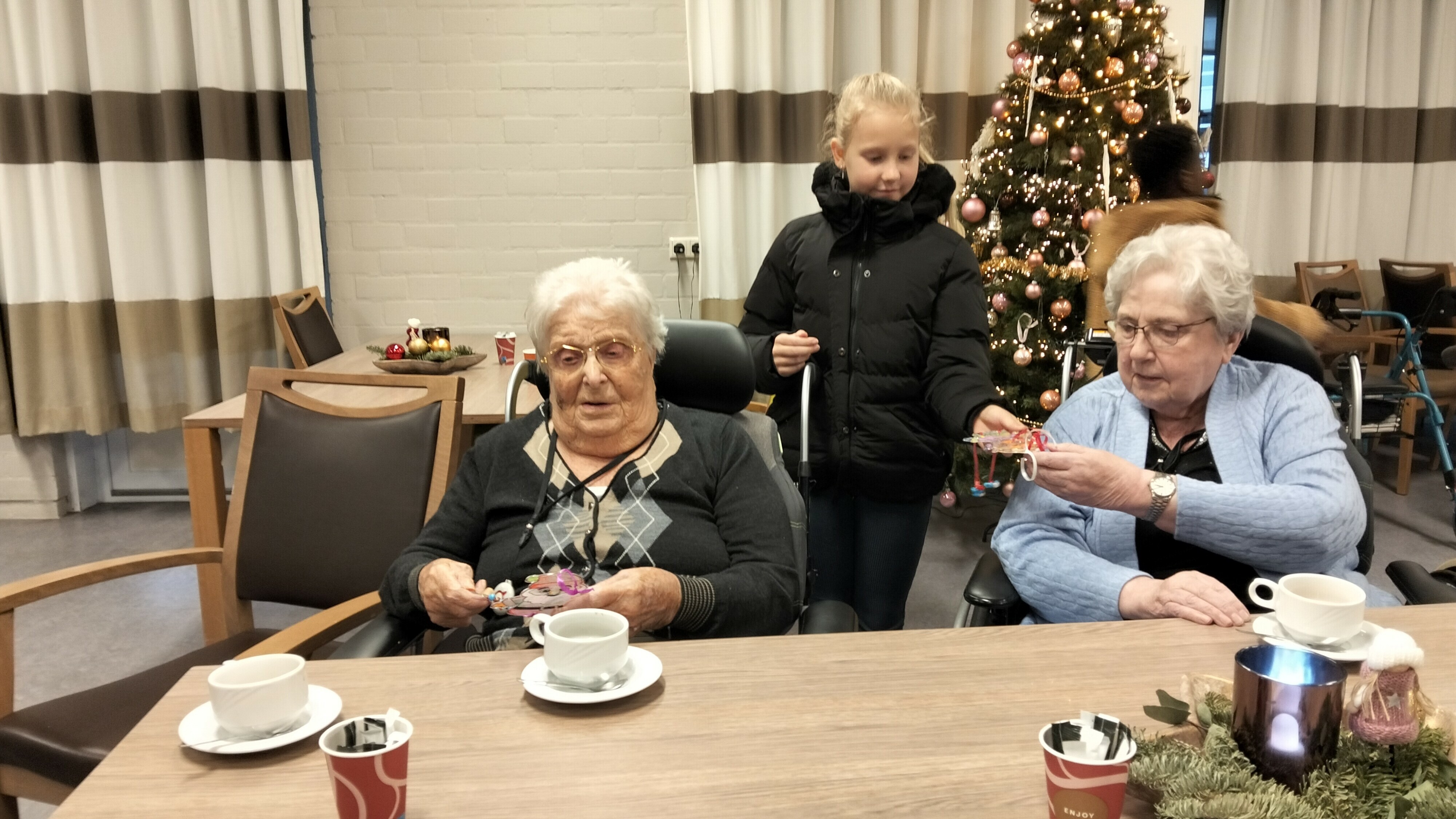 Kinderen van de BSO in IJzendijke bezorgen kersthangers aan de ouderen in zorgcentrum Emmaus