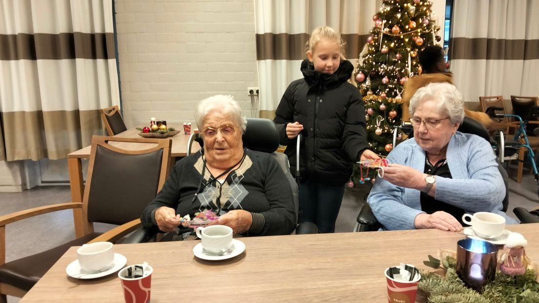 Kinderen van de BSO in IJzendijke bezorgen kersthangers aan de ouderen in zorgcentrum Emmaus