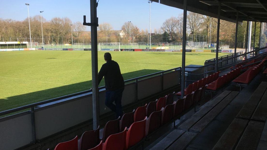 Uitzicht over het hoofdveld van voetbalvereniging WVV in Winschoten