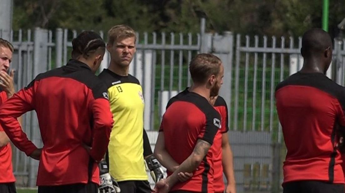 Jordy Rondeel tussen de spelers van TOP Oss