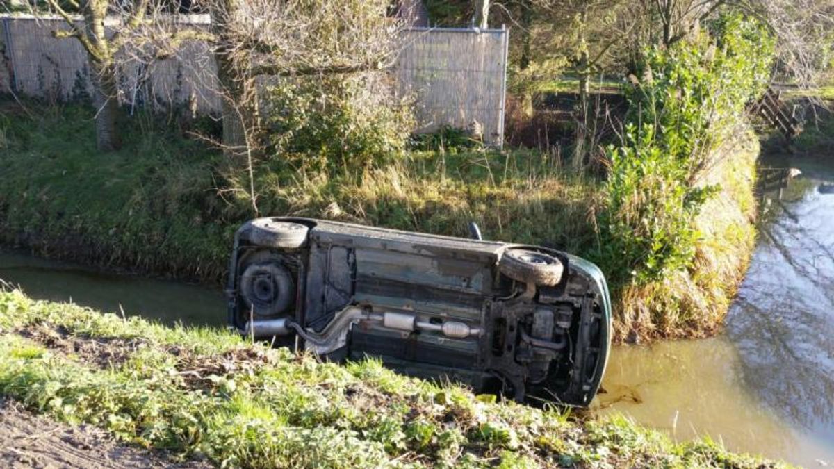 Auto rijdt in sloot bij Hoogblokland