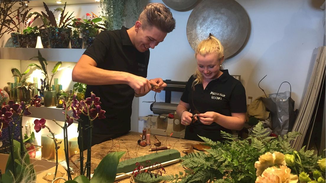 Hidde Klink (l) met zijn assistente Lotte