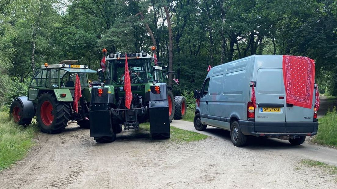 Boeren blokkeerden maandag het pad om passanten tegen te houden. Ook Omroep Gelderland mocht er niet langs.