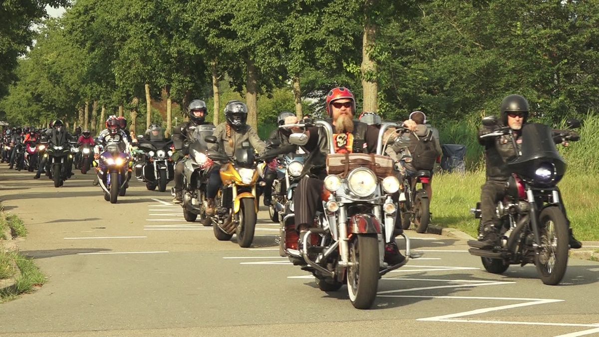 In beeld: Honderden motorrijders bewijzen verongelukte Laura laatste eer