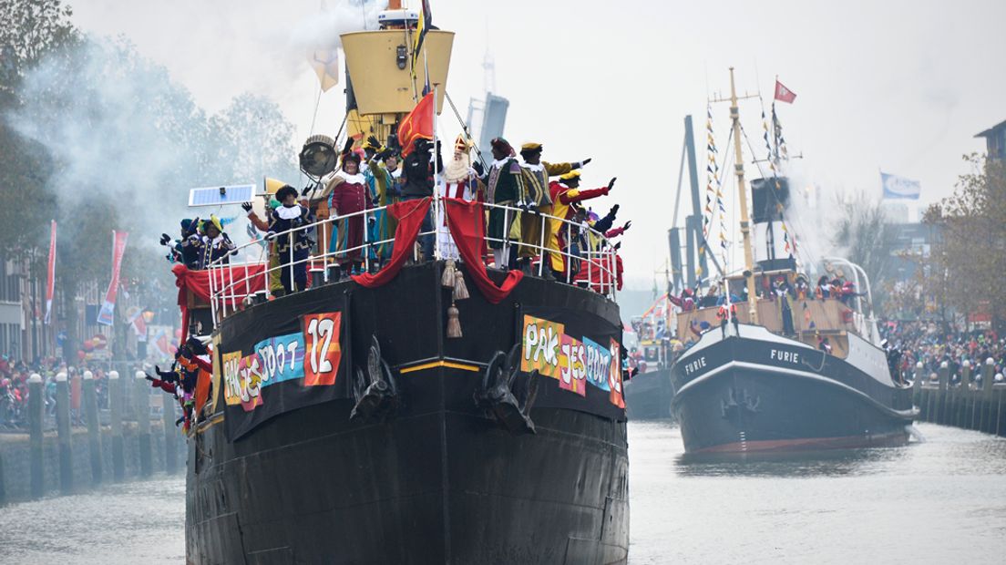 De stoomboot kwam aan in de haven.