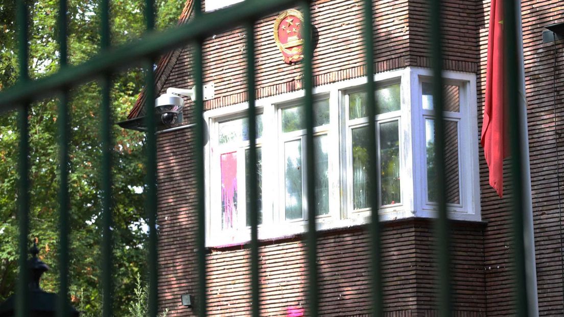 De Chinese ambassade is beklad met rode verf.