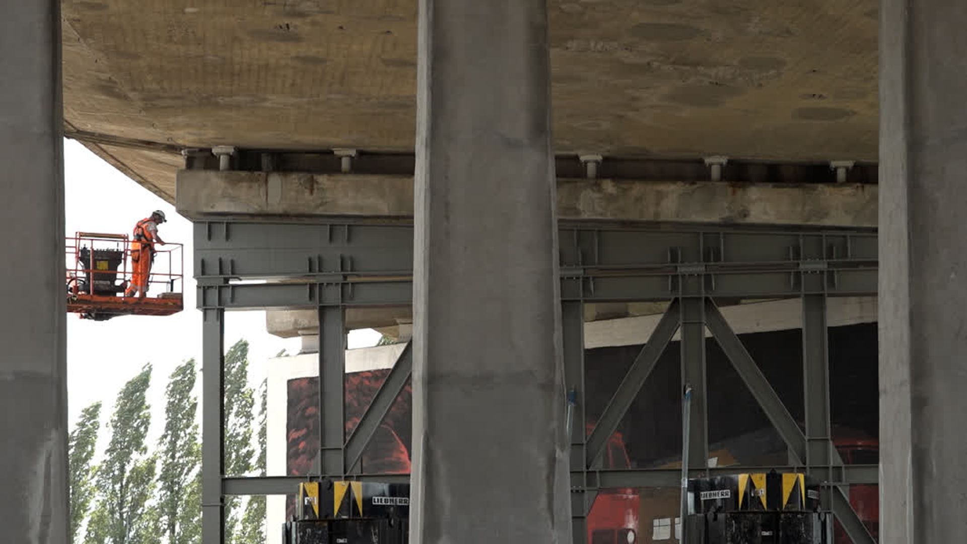 Onderkant Zwijndrechtse brug die wordt verstevigd