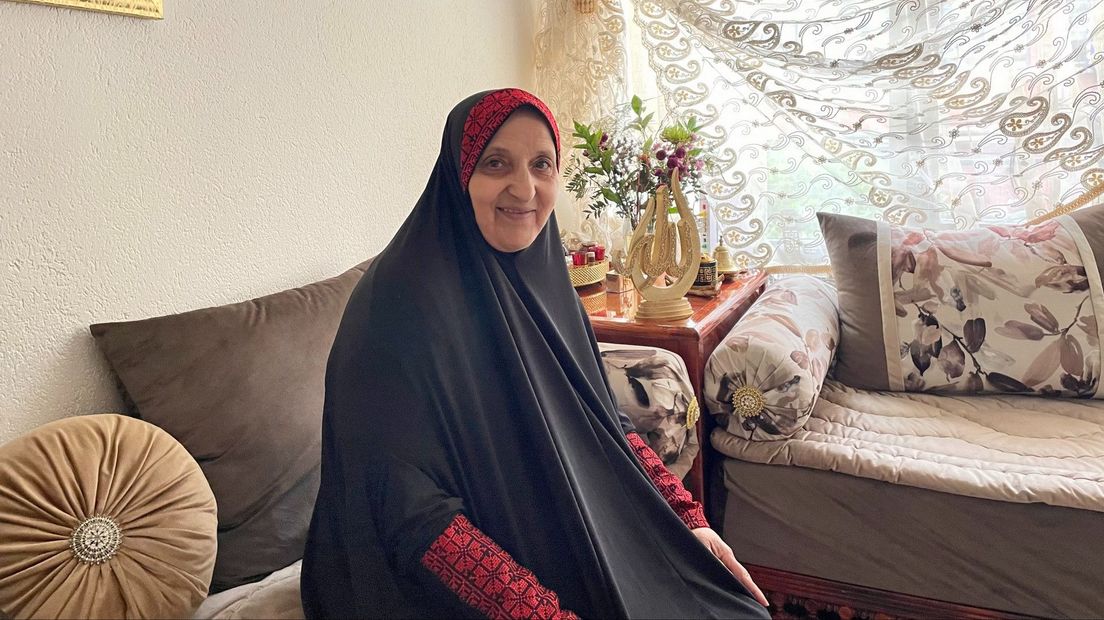 Fatima in haar woning in de Schilderswijk
