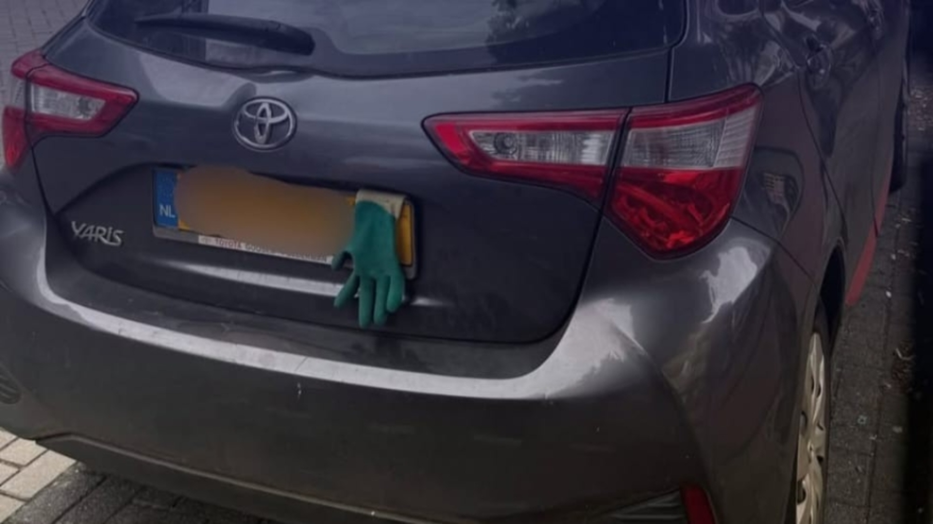De bestuurder heeft een bekeuring gehad voor het opzettelijk niet leesbaar maken van de kentekenplaat.