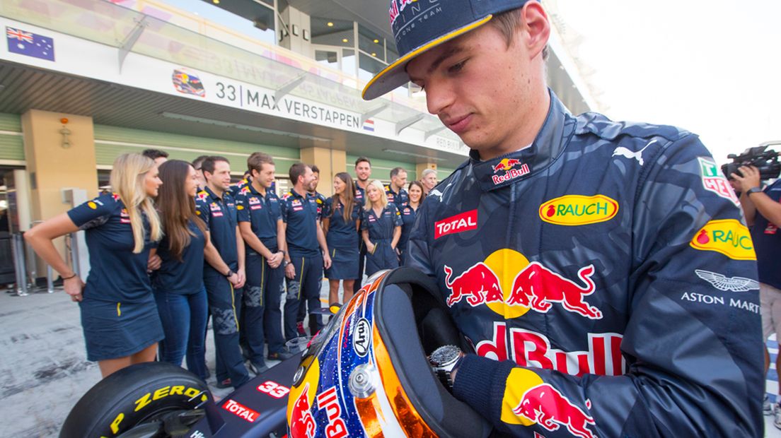 Max Verstappen tijdens de fotosessie van Red Bull Racing in Abu Dhab.