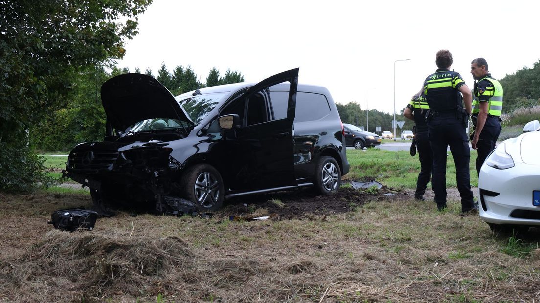 Het eenzijdige ongeval gebeurde op de rotonde van de N332 bij Laren.