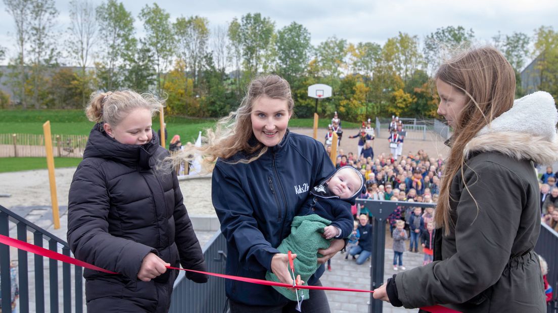 De oudste en jongste 'bewoners' openden het Kindcentrum samen