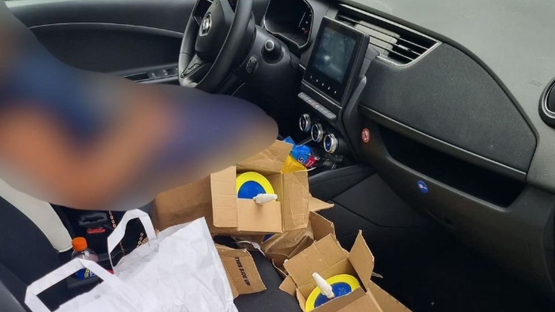 Een inkijkje in de auto die de lachgasgebruiker bestuurde.