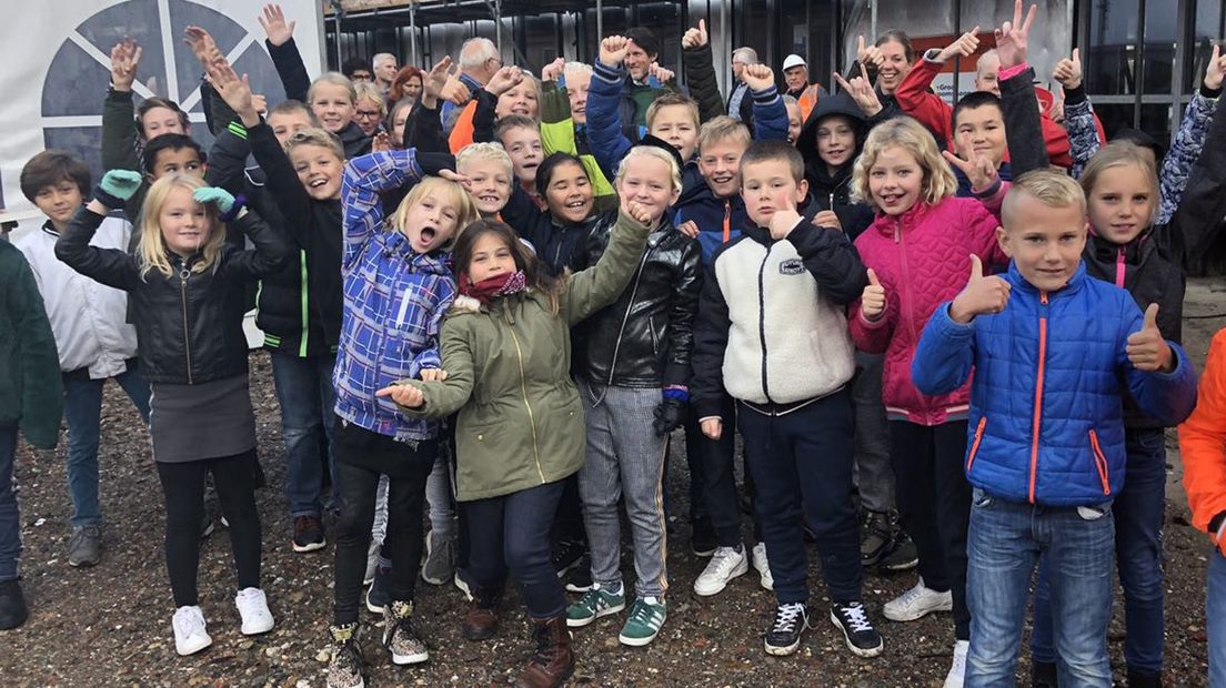 Basisscholieren in Scheemda volgen de bouw van hun nieuwe school op de voet.