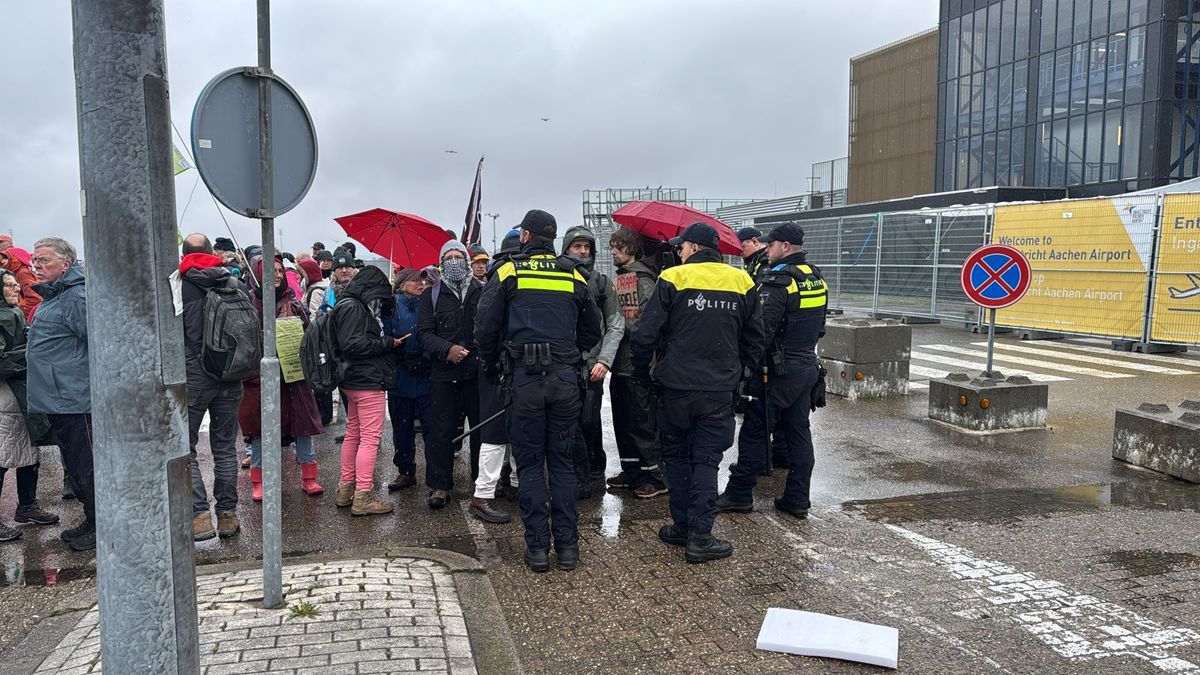 Kijk hier terug: Extinction Rebellion demonstreert op en bij A2 bij Maastricht Aachen Airport