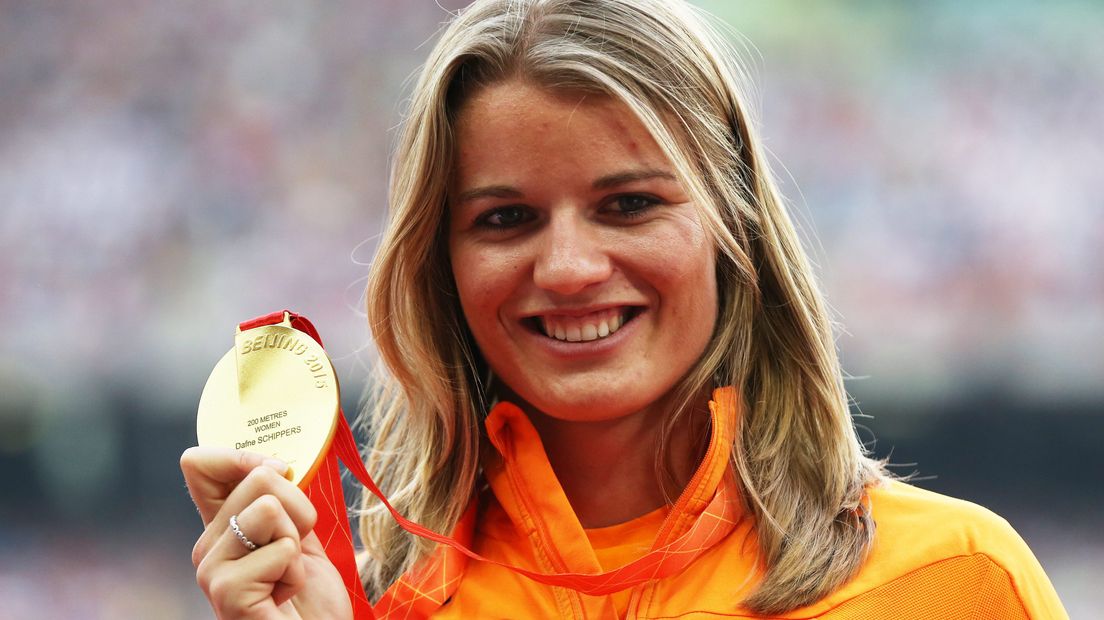 Atlete Dafne Schippers is vanochtend gehuldigd voor haar gouden race. De Arnhemse won vrijdagmiddag de 200 meter op het WK atletiek in Beijing. De medaille daarvoor kreeg ze een dag later omgehangen.