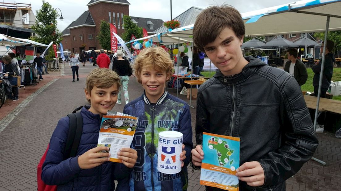 Leerlingen van Vechtdalcollege uit Ommen lopen in de stromende regen voor Malawi