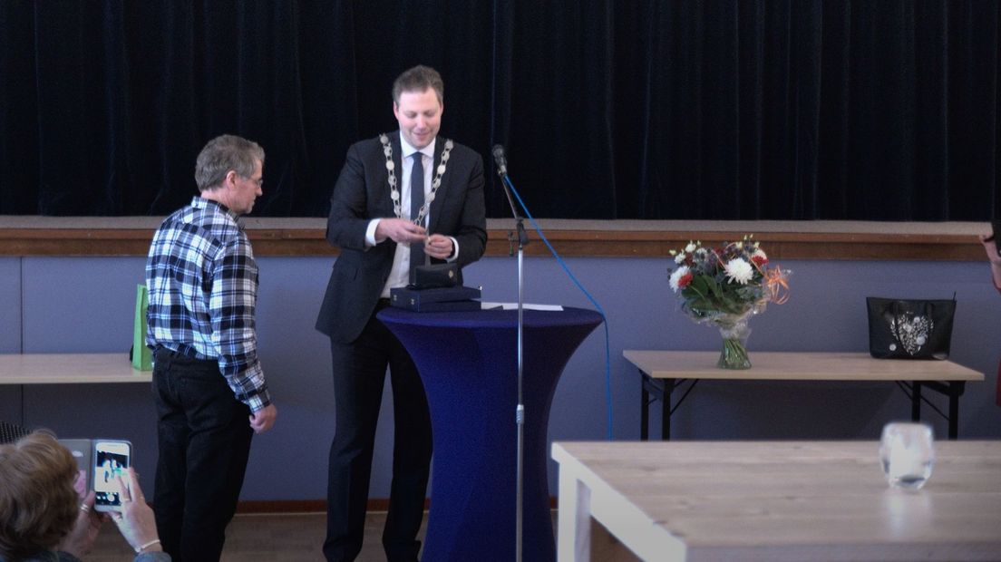 Bosma kreeg het lintje van loco-burgemeester Dennis Bouwman (Rechten: Martijn Braam)