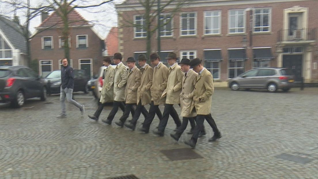 Zij aan zij lopen de Poaskearls in Ootmarsum naar de kerk