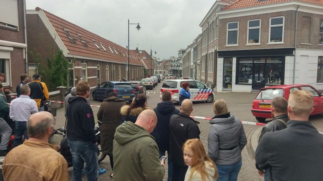 De 57-jarige man die woensdag de Arnhemse wijk Klarendal op zijn kop zette door vier werknemers van de gemeente te gijzelen woonde in de wijk. Volgens een medewerker van de supermarkt 'zit er totaal geen kwaad in'.