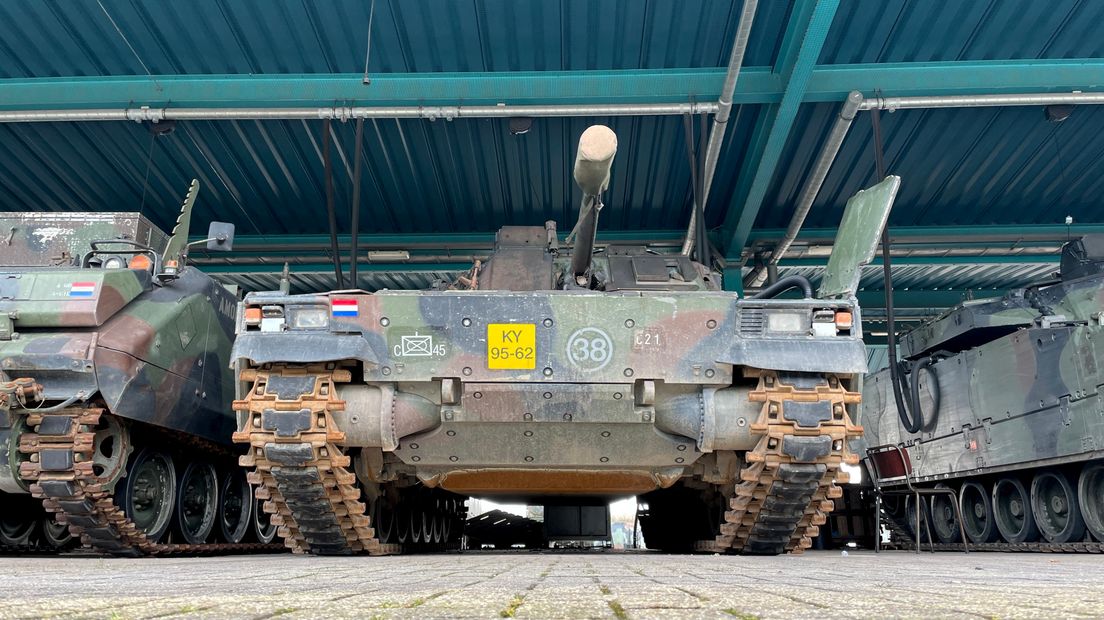Een gevechtsvoertuig in de stalling op de kazerne in Drenthe