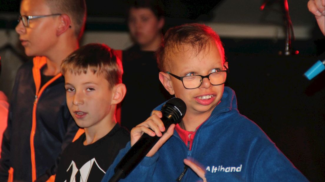 Luca schittert op het podium samen met Ancora