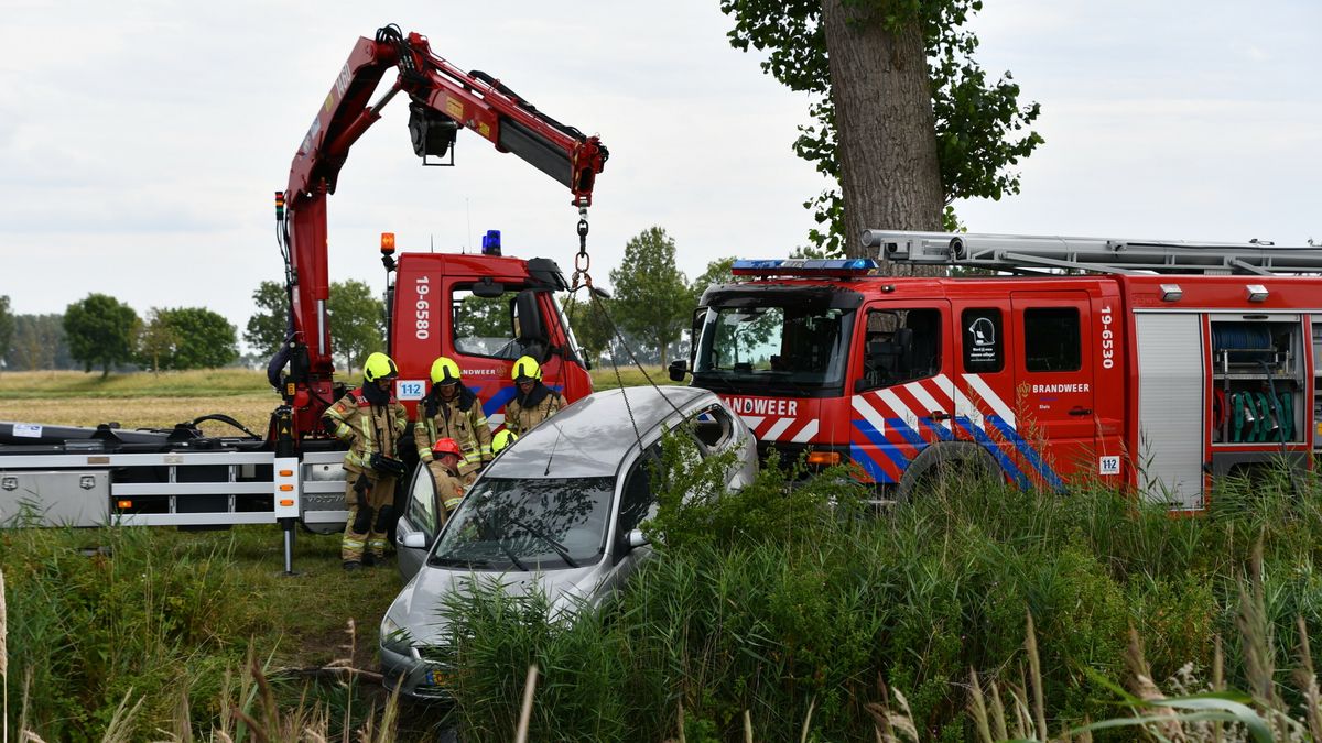Auto te water in Oostburg, maar geen spoor van bestuurder