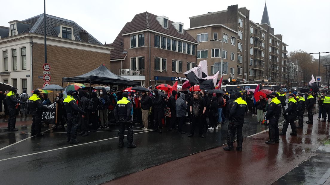 De groep tegendemonstranten onder begeleiding van de politie