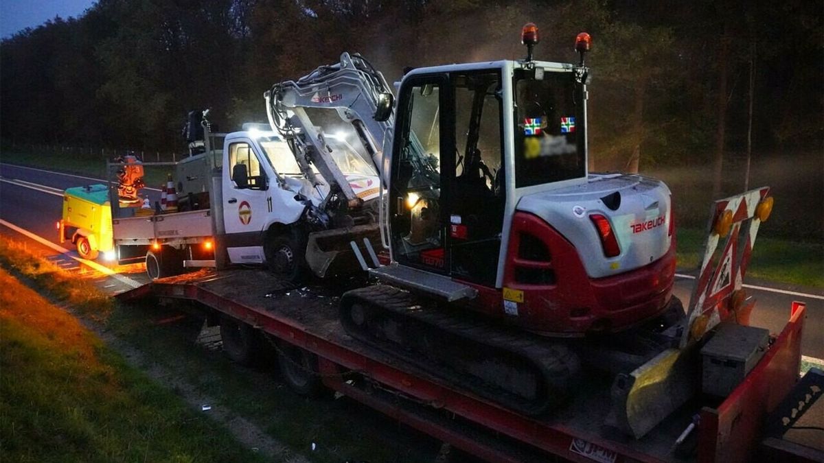 Dubbel pech op N34: busje rijdt op oplegger met graafmachine op steenworp van gekantelde kraanwagen