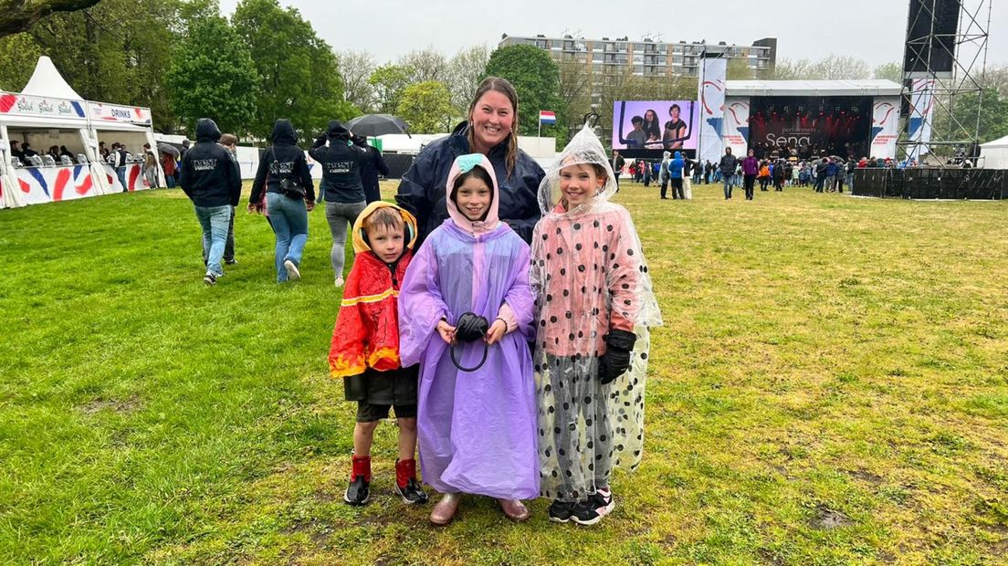 De eerste bezoekers in Park Transwijk trotseren de regen.