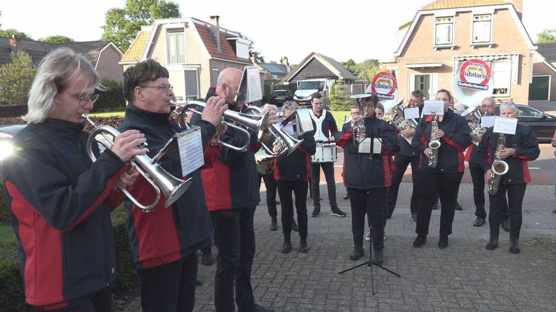 Serenade voor Henk Kremer die 75-jaar bij de fanfare zit