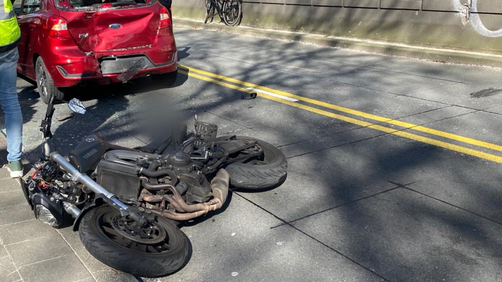 De motorrijder moest in het ziekenhuis worden behandeld