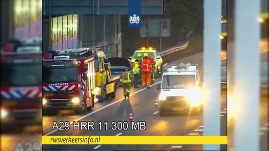 Klein ongeluk met grote gevolgen: bijna een uur vertraging op A29. Klein ongeluk met grote gevolgen: bijna een uur vertraging op A29.