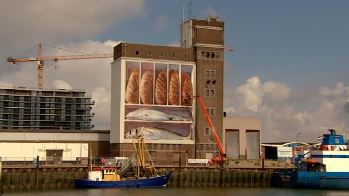 Kunstwerk Brood en Vis in Breskens wordt schoongemaakt