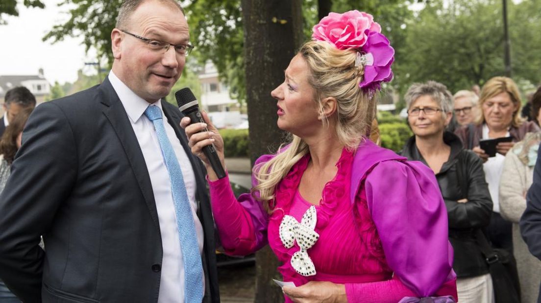 Ton Heerts is maandagavond voorgesteld als nieuwe burgemeester van de gemeente Apeldoorn. Hij volgt daarmee Petra van Wingerden op. Zij sprak bij de bekendmaking van Heerts over een 'bevlogen en daadkrachtige' man met een 'sterke visie op het openbaar bestuur'.