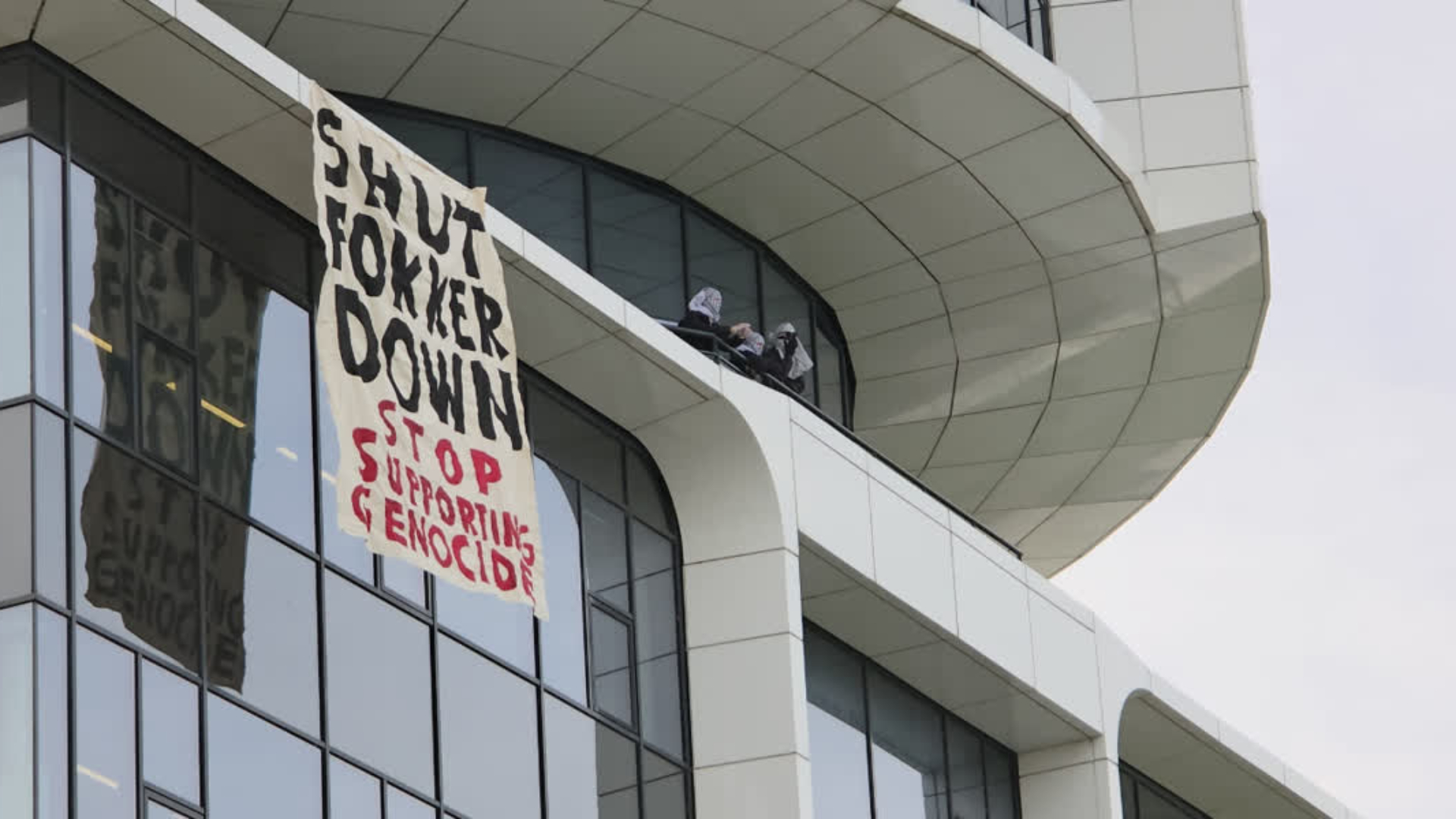 De demonstranten stonden donderdagochtend op het dak van Fokker.