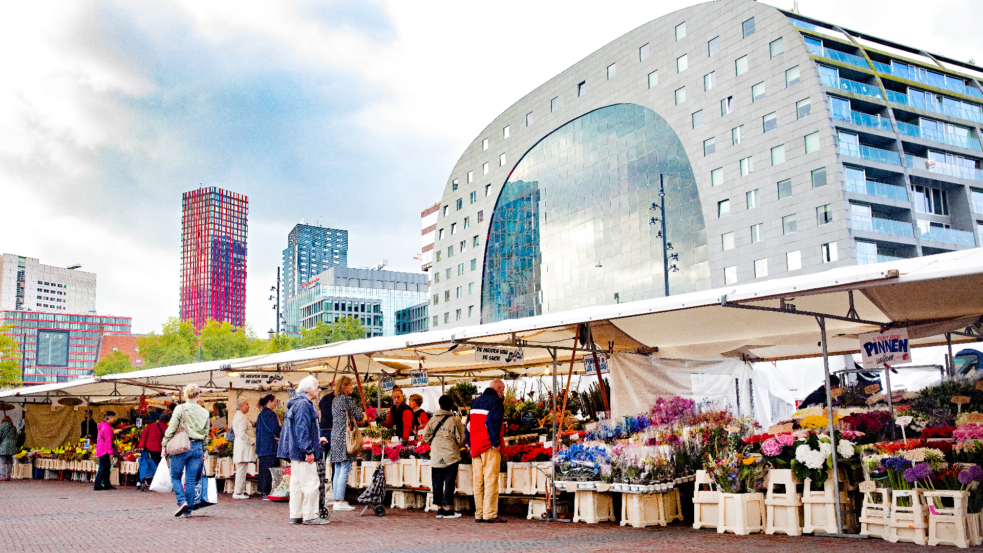 De Centrummarkt op de Binnenrotte is de tweede grootste markt van Nederland
