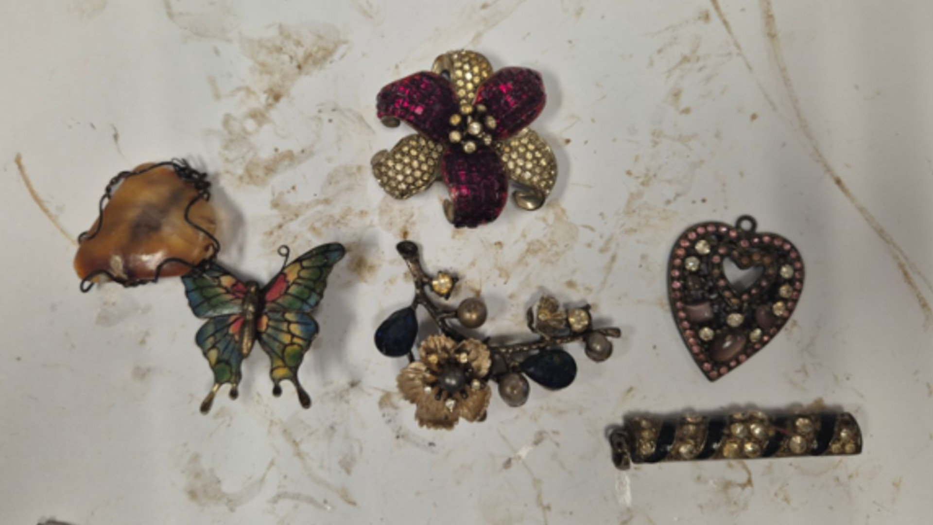 Visser in Cothen vindt tas met mogelijk gestolen sieraden