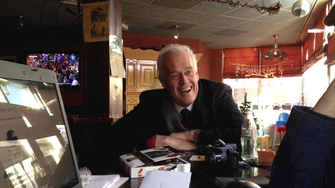 Burgemeester Alssema loopt mee met de klompenrace