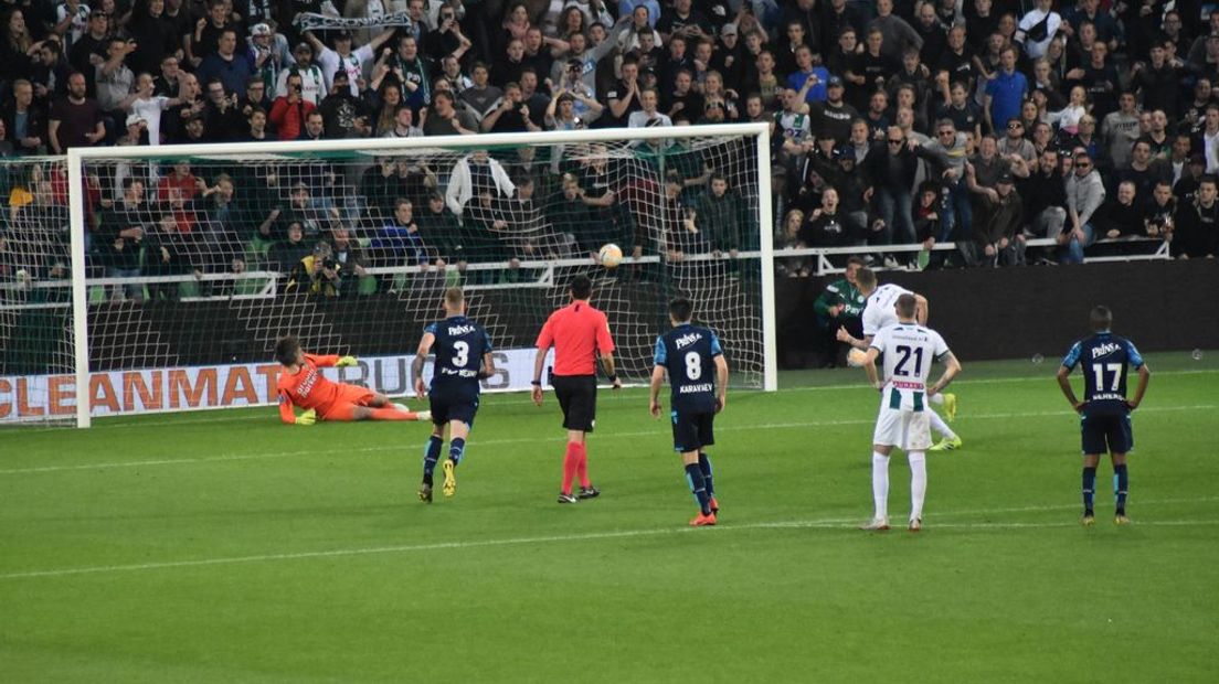 Vitesse heeft de eerste wedstrijd in de play-offs om Europees voetbal verdiend verloren. In en tegen Groningen werd het zaterdagavond 2-1.